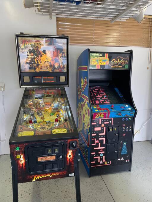 Custom Single Story Cabin With Jacuzzi Pool Table & Big Game Room With Arcade Games ビッグ・ベアー・レイク エクステリア 写真