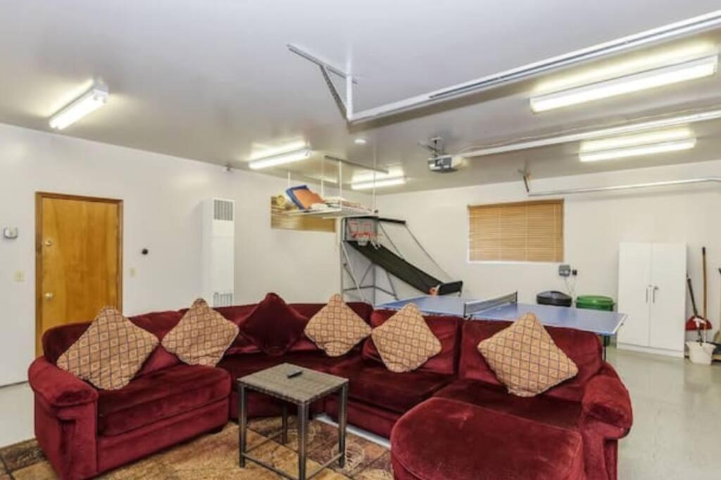 Custom Single Story Cabin With Jacuzzi Pool Table & Big Game Room With Arcade Games ビッグ・ベアー・レイク エクステリア 写真
