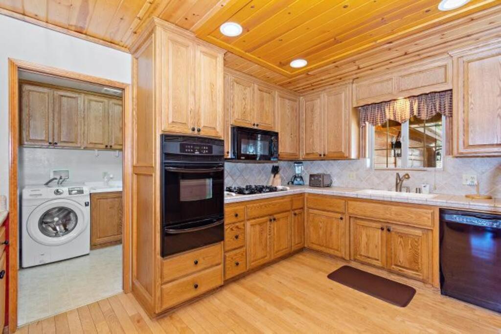 Custom Single Story Cabin With Jacuzzi Pool Table & Big Game Room With Arcade Games ビッグ・ベアー・レイク エクステリア 写真