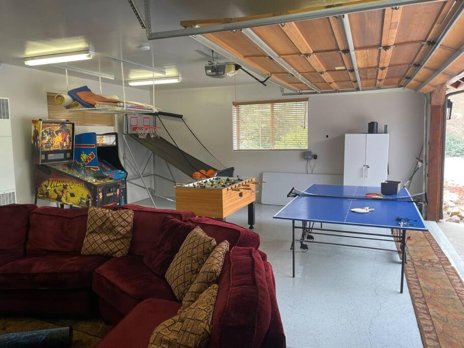 Custom Single Story Cabin With Jacuzzi Pool Table & Big Game Room With Arcade Games ビッグ・ベアー・レイク エクステリア 写真