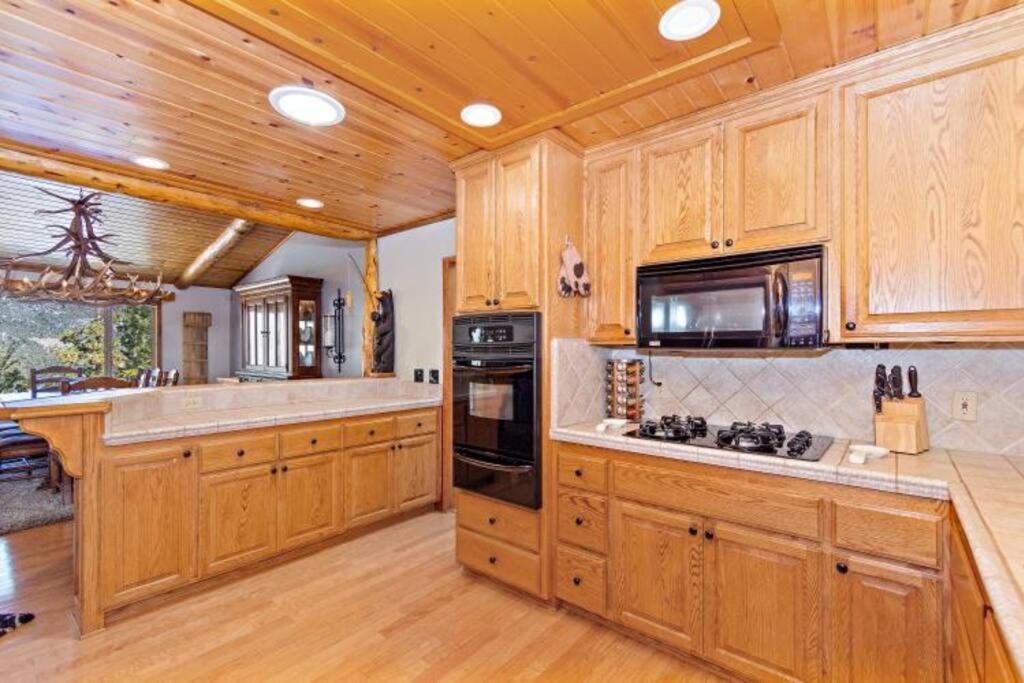 Custom Single Story Cabin With Jacuzzi Pool Table & Big Game Room With Arcade Games ビッグ・ベアー・レイク エクステリア 写真