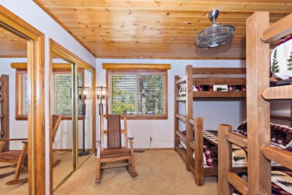 Custom Single Story Cabin With Jacuzzi Pool Table & Big Game Room With Arcade Games ビッグ・ベアー・レイク エクステリア 写真