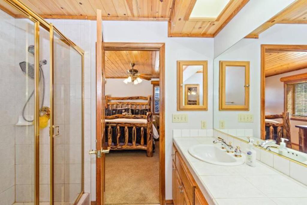 Custom Single Story Cabin With Jacuzzi Pool Table & Big Game Room With Arcade Games ビッグ・ベアー・レイク エクステリア 写真